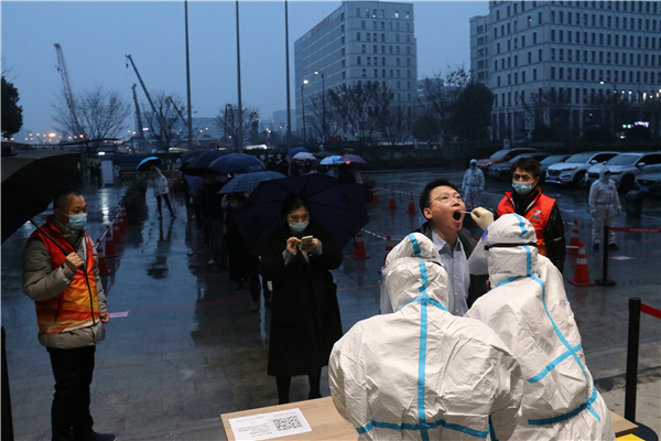 浙能創業大廈職工有序排隊開展核酸檢測.jpg